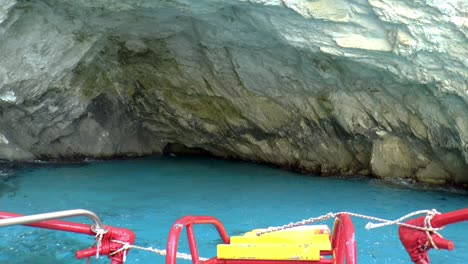 Navegar-A-Lo-Largo-De-Las-Cuevas-Azules-O-Zakynthos
