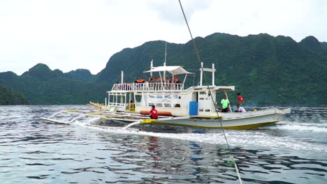 Verfolgung-Eines-Fahrenden-Passagierschiffs-In-Coron,-Palawan