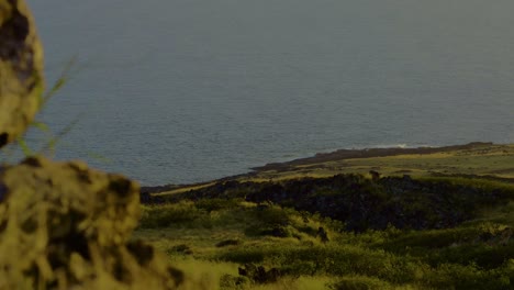 Aufnahme-Hinter-Einer-Felsigen-Hawaiianischen-Landschaft,-Die-Den-Blick-Auf-Den-Pazifischen-Ozean-Bei-Sonnenuntergang-Freigibt
