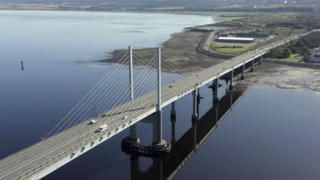 Eine-Luftaufnahme-Der-Kessock-Bridge-In-Inverness-An-Einem-Sonnigen-Sommermorgen