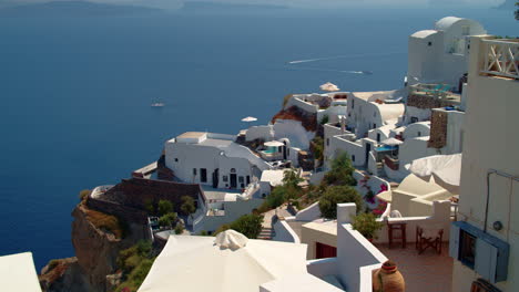 Pintorescos-Edificios-Blancos-De-Oia,-Santorini,-Grecia-Mirando-Al-Oeste-En-Un-Día-Soleado