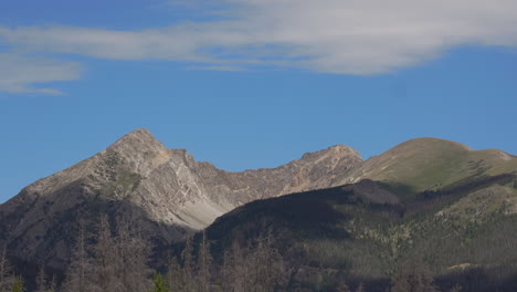 Zeitraffer-Dünner-Wolken-Mit-Schatten-über-Der-Bergkette