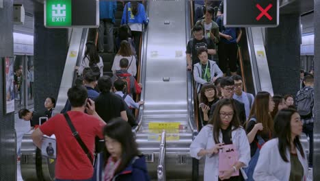 Fußgänger,-Die-Die-Rolltreppe-Des-überfüllten-U-Bahn-Systems-MTR-Oder-Mass-Transit-System-Benutzen