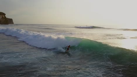 Surfer-Bei-Sonnenuntergang-Am-Berühmten-Surfspot-Uluwati-Auf-Bali