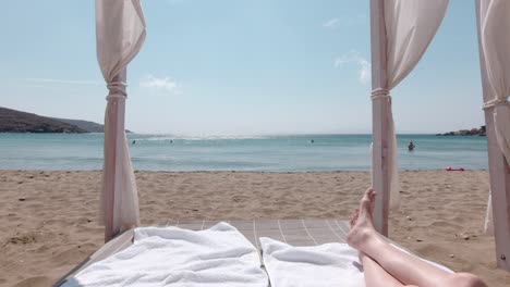 Mann-Entspannt-Sich-An-Einem-Schönen-Sonnigen-Tag-Auf-Einer-Strandliege