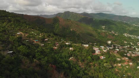Ein-Bergdorf,-Bevor-Sie-Fort-George-Erreichen,-Mit-Blick-Auf-Die-Hauptstadt-Von-Trinidad-Und-Tobago