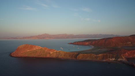 Atemberaubende-Luftaufnahme-Der-Insel-San-Francisco-Bei-Sonnenaufgang