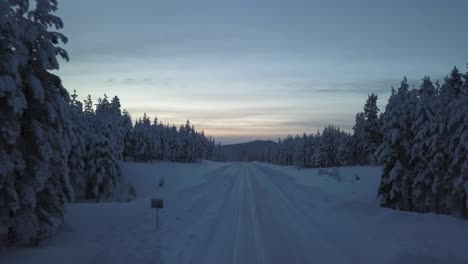 Eine-Schneebedeckte-Straße-In-Der-Nähe-Von-Hanhimaa-In-Finnland