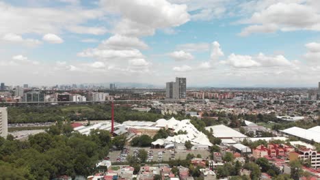 Drone-panoramic-view-of-southern-CDMX,-drone-flying-forward-with-views-to-the-north-of-the-city