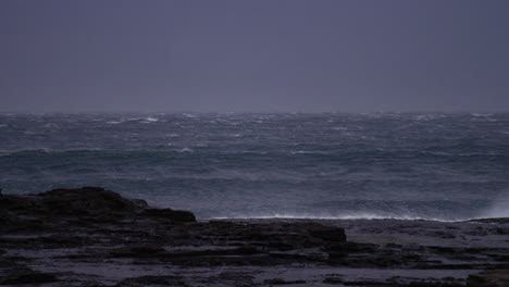 Windiges-Meer-Mit-Großen-Wellen-Und-Wellen,-Die-Sich-Während-Eines-Sturms-In-Zeitlupe-Der-Küste-Nähern