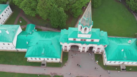 Moskau-Moska-Fluss-Und-Kirche-Von-Kazan-4k-Von-Einer-Drohne-Am-Nachmittag