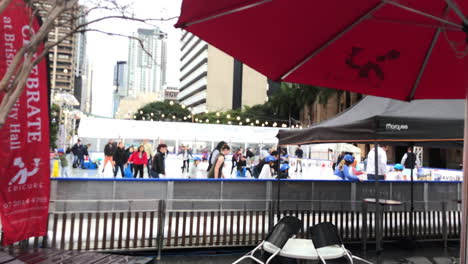 Familien-Schlittschuhlaufen-In-Der-Eislaufbahn-Im-Freien,-Brisbane-City,-Queensland
