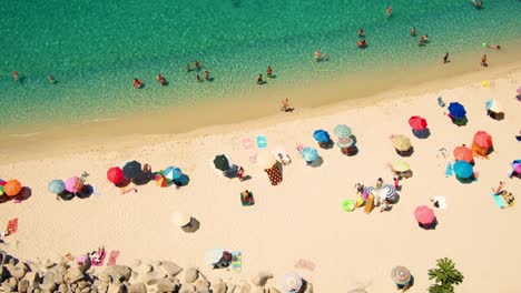 Wunderschöner-Sandstrand-Mit-Badegästen-Von-Oben---Menschen---Meer---Urlaub---Zeitlupe