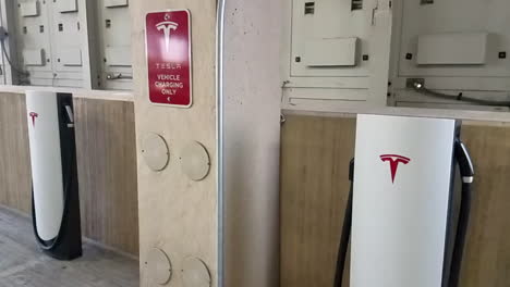 Estación-De-Carga-De-Vehículos-Tesla-En-Un-Garaje