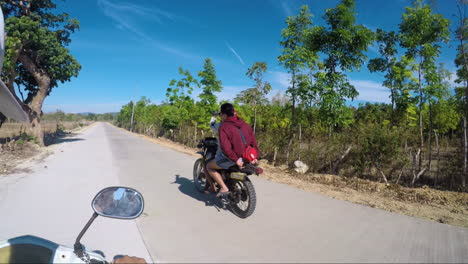 Punto-De-Vista-Del-Pasajero-Mientras-Conduce-Una-Motocicleta-En-La-Provincia