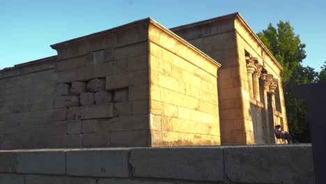 Vista-Lateral-Bloqueada-Del-Templo-Egipcio-De-Debod-En-España,-Madrid-Con-Guardias-Sentados-Frente-A-él