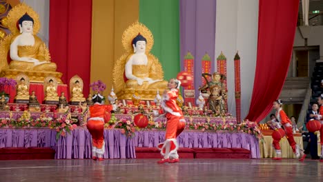 Niños-Chinos-Bailando-Con-Una-Linterna-China-Tradicional-Durante-El-Festival-De-Cumpleaños-De-Buda-Brisbane-2018-Niños-Chinos-Vestidos-Con-Ropa-Tradicional-Y-Bailando-Frente-A-La-Estatua-De-Buda
