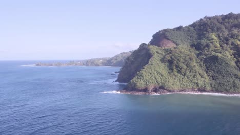 Luftaufnahme-Der-Hawaiianischen-Insel-Maui-Und-Ihrer-Mit-Dschungel-Bedeckten-Klippen,-Die-Mehr-Von-Den-Dramatischen-Küstenlinien-Zeigen