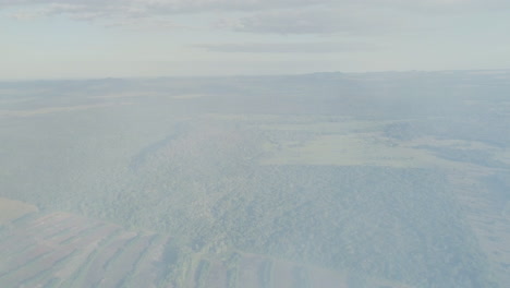 Rauch-Eines-Waldbrandes,-Der-An-Einer-Drohnenkamera-Vorbeizieht-Und-Die-Landschaft-Der-Übergangsregion-Pantanal-Amazonas-In-Brasilien-Enthüllt