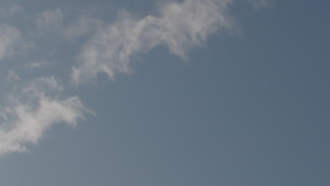 Weitwinkelaufnahme-In-Zeitlupe-Eines-Schweißbedeckten-Basketballs,-Der-Durch-Einen-Wolkenverhangenen-Himmel-Fliegt