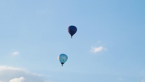 Paar-Heißluftballons-über-Vilnius-In-Litauen
