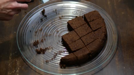 Zeitraffer-Eines-Keto-Schokoladen-Brownie-Kuchens,-Der-Stück-Für-Stück-Serviert-Wird