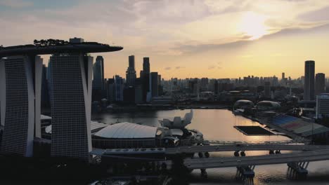 Luftaufnahmen-Der-Stadtlandschaft-Von-Singapur-Rund-Um-Den-Sand-Und-Die-Gärten-Der-Marina-Bay-An-Der-Bucht