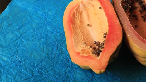 Papaya-Fresca-En-Rodajas-Sobre-Mesa-Azul