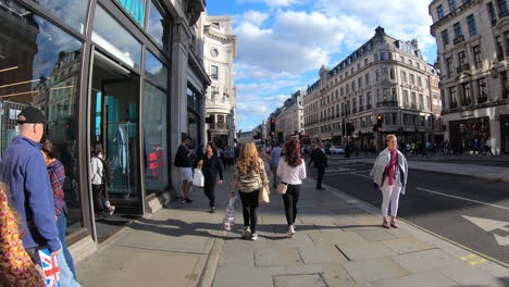 Londres,-Inglaterra,-Circa:-Timelapse-Caminando-Por-Regent-Street-En-La-Ciudad-De-Londres,-Inglaterra,-Reino-Unido