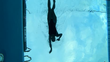 Filmische-Unterwasser-Zeitlupenaufnahme-Einer-Schwimmerin,-Die-Durch-Ihre-Bahn-Schwimmt