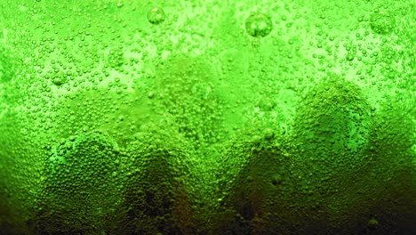 Makroaufnahme-Von-Großen-Grünen-Blasen-Auf-Dem-Wassergrund-Und-Vielen-Kleinen-Funkelnden-Blasen