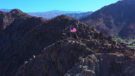 Amerikanische-Flagge-Weht-Vor-Patriotismus-In-Indio-Coachella,-Kalifornien,-Kippt-Nach-Oben