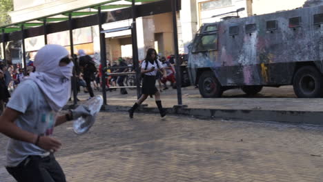 Vehículo-De-La-Policía-Antidisturbios-Avanza-Para-Dispersar-A-Los-Alborotadores-En-El-Centro-De-Santiago