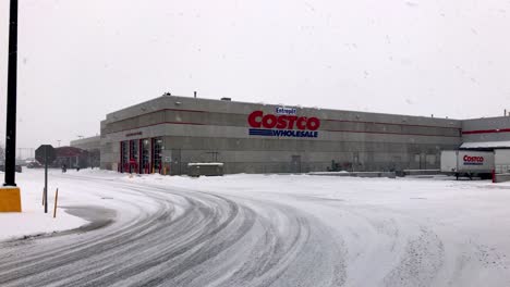 Costco-Einzelhandelsgeschäft,-Laderampe-Und-Parkplatz-Bei-Starkem-Schneefall-In-Montreal
