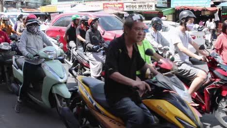 Starker-Motorradverkehr-Und-Aktivität-Auf-Den-überfüllten-Straßen-Von-Ho-Chi-Minh-Stadt,-Einem-Der-Wenigen-Orte,-An-Denen-Es-Keine-Corona-Virus-Pandemie-Gibt