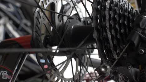 Langsam-Drehende-Hintere-Fahrradkassette-An-Der-Nabe-Mit-Scheibenbremse-Am-Fahrradtrainer