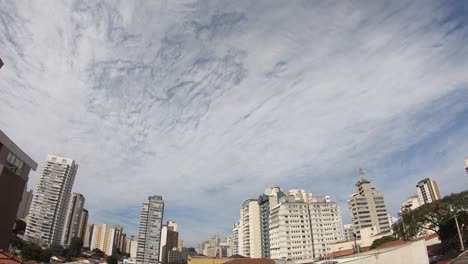 Time-lapse-in-vila-madalena-in-são-paulo,-several-buildings-and-blue-sky-on-sunny-day