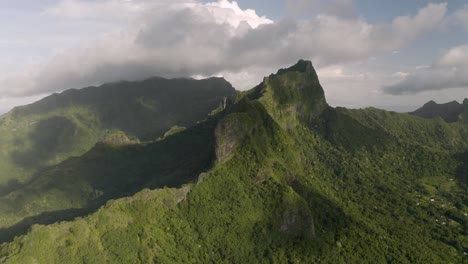 Aerial-shot-of-the-impresive-mountain-landscape-covered-by-lush-vegetation-in-Mo'orea-island,-French-Polynesia