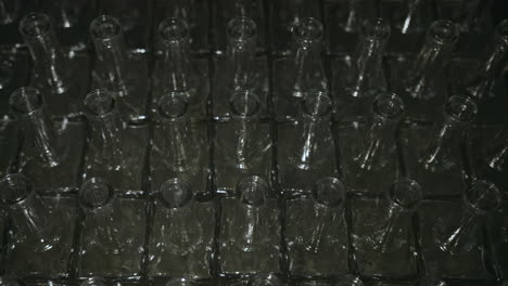 Statische-Aufnahme-Leerer-Spirituosenflaschen,-Die-Vom-Schwenklicht-Getroffen-Werden