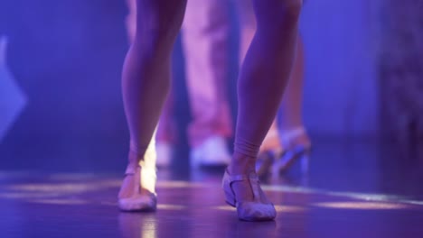 Nahaufnahme-Der-Füße-Von-Tänzern,-Aufnahmen-Von-Der-Tanzfläche,-Nahaufnahme-Eines-Tänzers