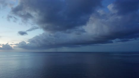 Die-Schweren-Blauen-Wolken-Und-Der-Friedliche-Und-Entspannende-Inselstrand-Auf-Fidschi-Bei-Sonnenuntergang-–-Luftaufnahme-Einer-Drohne