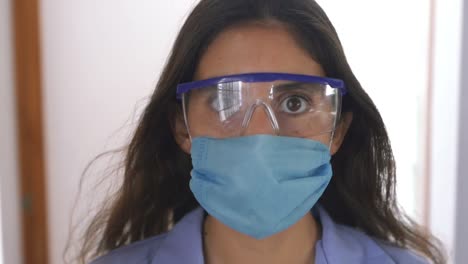 Ärztin-Geht-Mit-Schützender-Medizinischer-Maske-Und-Schutzbrille