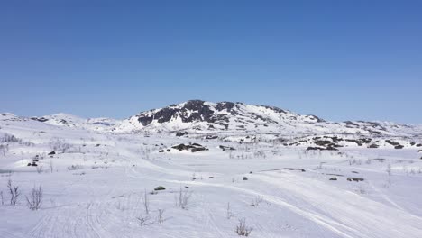 Luftaufnahme-Des-Schneebedeckten-Berges-In-Der-Großen-Berglandschaft