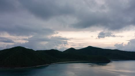Naviti-Insel-In-Fidschi-–-Panoramablick-Auf-Eine-Friedliche-Insel-Mit-Ruhigem-Meer-–-Wunderschönes-Touristenziel-–-Weitwinkelaufnahme