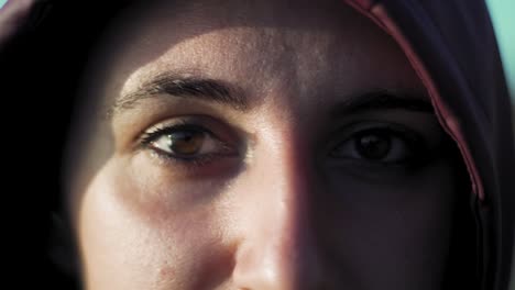 Nahaufnahme-Der-Augen-Und-Des-Gesichts-Eines-Natürlichen-Kaukasischen-Mädchens,-Das-In-Die-Kamera-Blickt