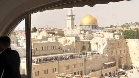 Einzigartiger-Fensterblick-Auf-Den-Tempelberg,-Jerusalem-Und-Einen-Jüdischen-Mann,-Der-Zum-Gebet-Geht