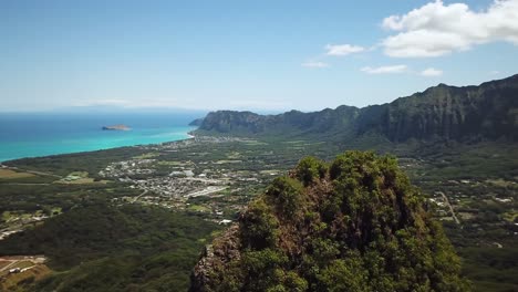 Drone-Shot-circling-around-Hikers-at-the-finish-of-the-3-Peaks-Trail-on-Oahu,-Hawaii