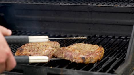 Zwei-Rohe-Rib-Eye-Steaks,-Die-Auf-Einem-Grill-Zubereitet-Werden