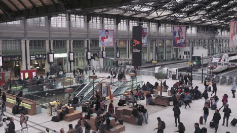 Interior-De-La-Estación-De-Tren-Gare-De-L&#39;est-En-París,-Francia