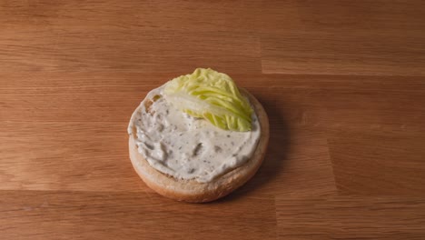 Burger-Toppings-Gestapelt-Für-Eine-Mahlzeit-Im-Zeitraffer